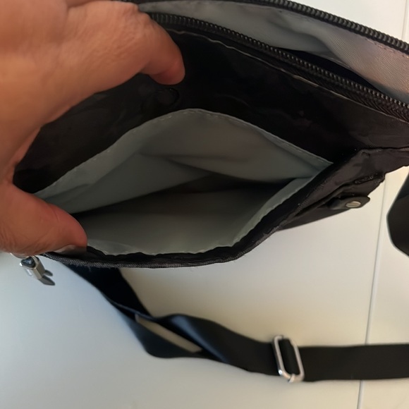 BAGGALLINI New Classic Go Bagg - Onyx Floral - includes RFID phone wristlet. - Picture 13 of 16